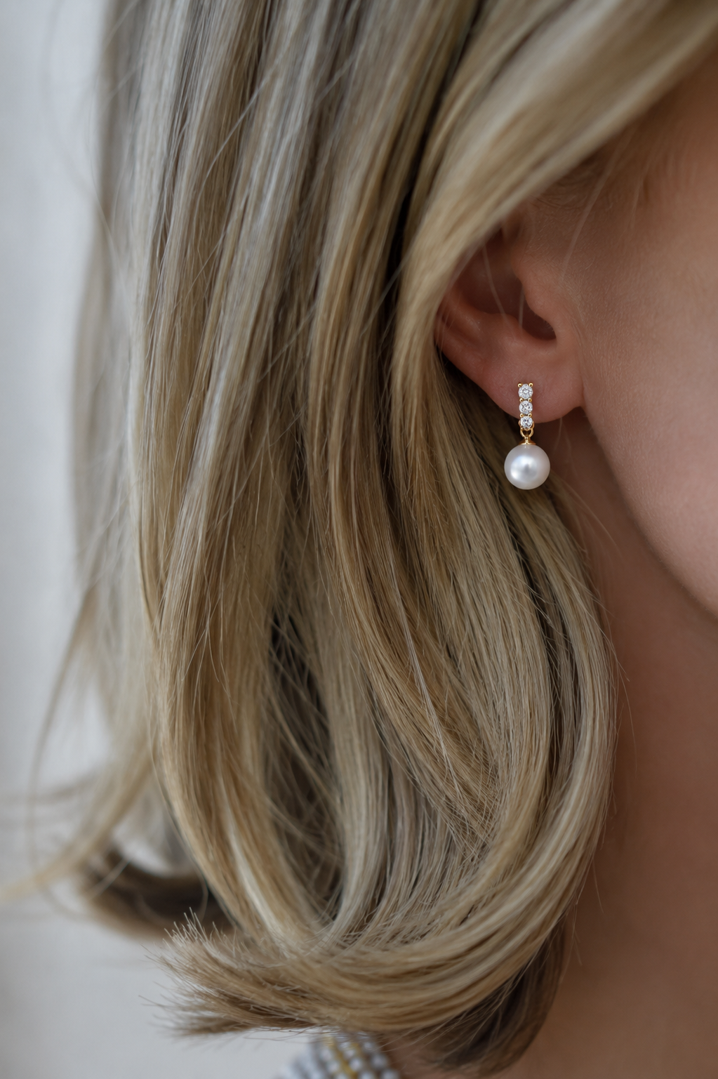 18ct Gold Diamond & Pearl Drop Earrings (0.20ct)