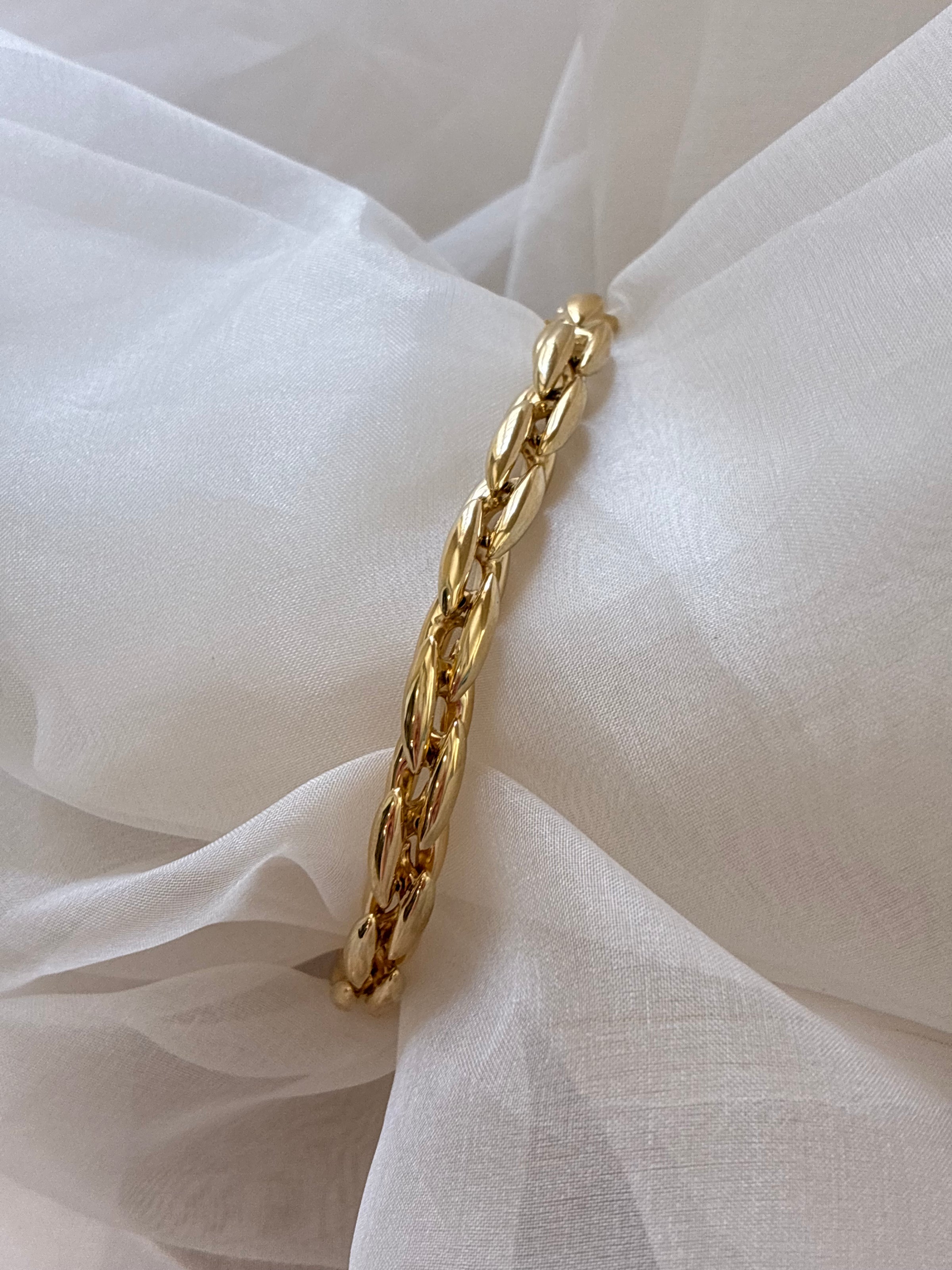 18ct gold oval link bracelet by Appleby Jewellers Dublin, close-up of the elegant gold bracelet with oval links.