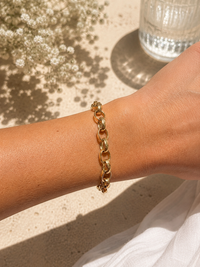 18ct gold oval belcher bracelet from Appleby Jewellers Dublin featuring interlinked oval-shaped gold links.