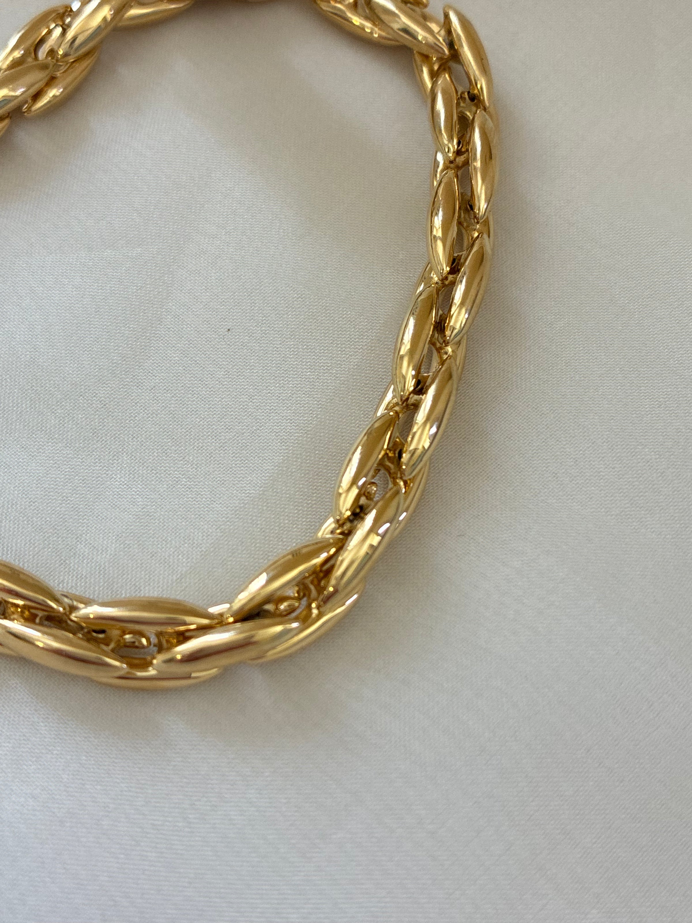 18ct gold oval link bracelet by Appleby Jewellers Dublin, showcasing a polished, elegant jewelry piece with interconnected oval links.