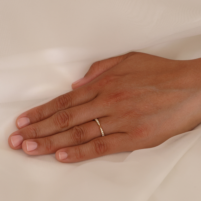 Andrássy Curve Diamond Band